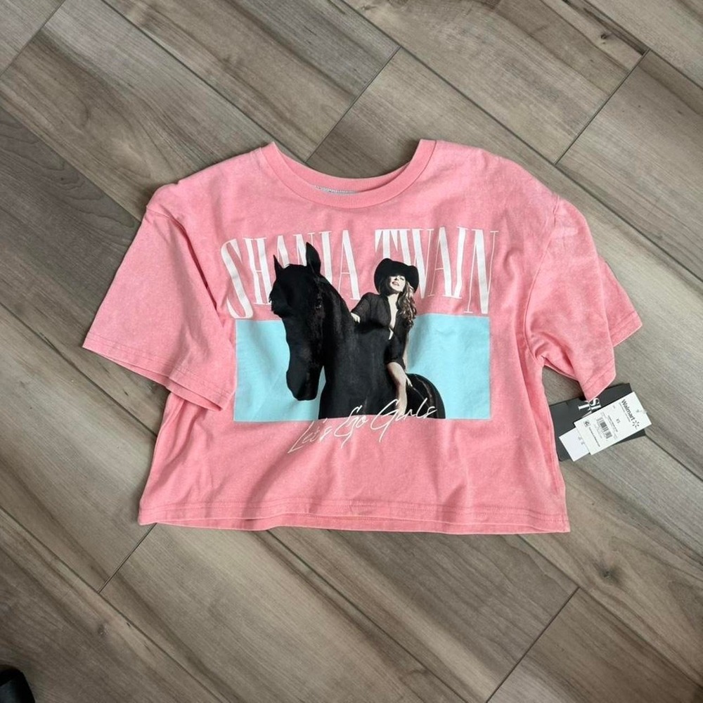 Pink Shania Twain cropped tee with graphicXS-S-M